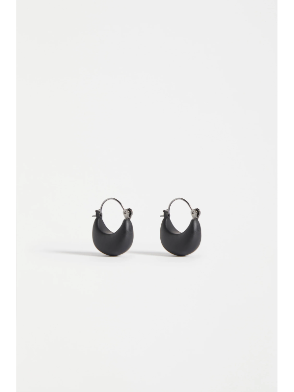 ELK the Label Ellik Short Hoop Earring Black (detail)