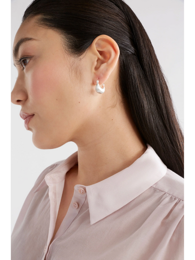 ELK the Label Ellik Short Hoop Earring Silver (model)