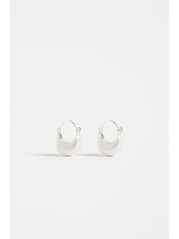 ELK the Label Ellik Short Hoop Earring Silver (detail)