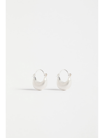 ELK the Label Ellik Short Hoop Earring Silver (detail)