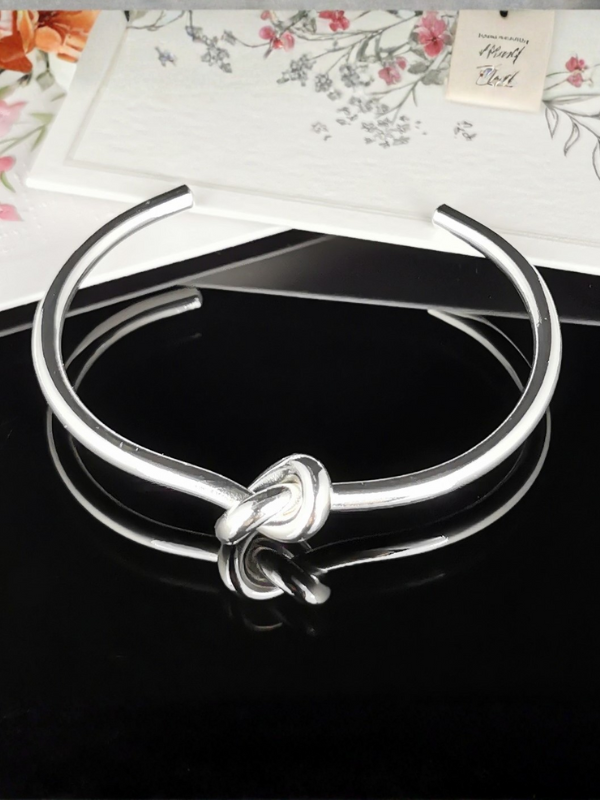 S.H.E Jewellery Twist Bangle Silver