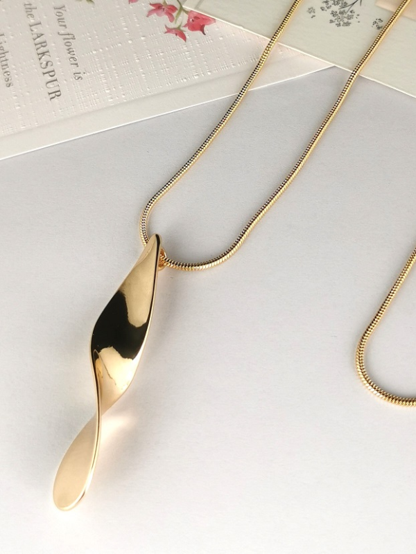 S.H.E Jewellery Twist Charm Necklace Gold