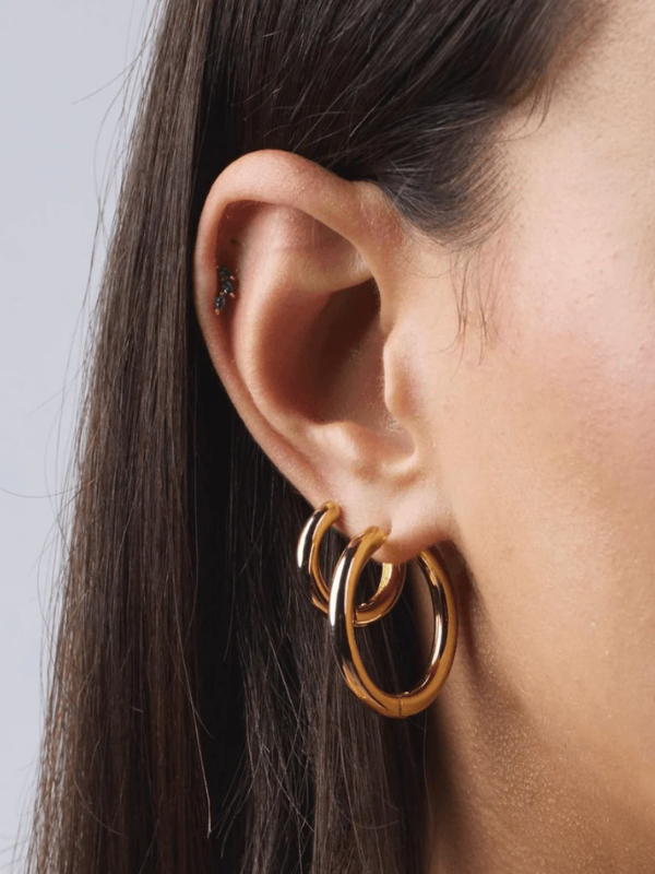 Zafino Kendall Hoop Earrings Large Gold (model)